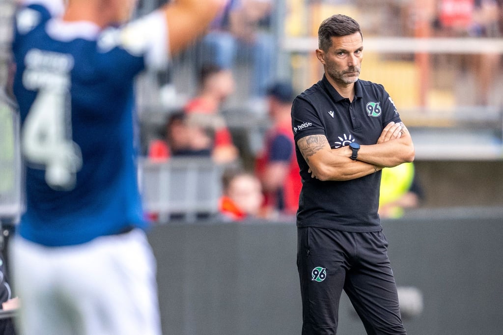 Hannovers Trainer Stefan Leitl ärgert sich über den Pokal-Auftritt.