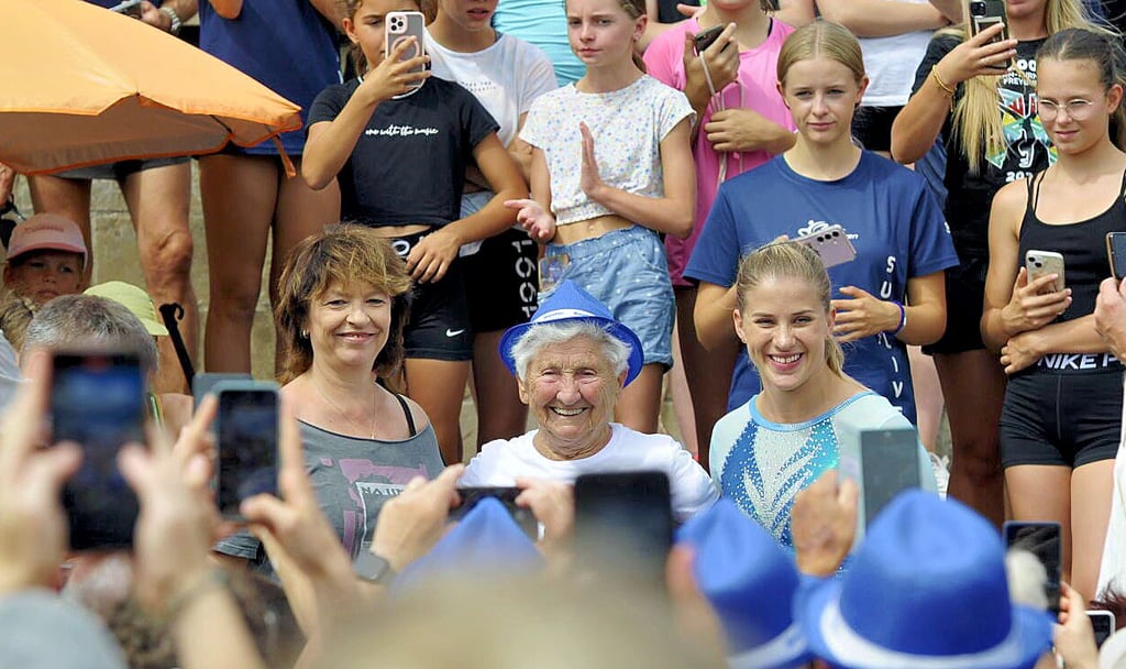 Hoch mit den gezückten Smartphones: Der Schnappschuss mit Maxi Gnauck, Johanna Quaas und Elisabeth Seitz (v.l.) ist eine besondere Erinnerung ans „100.“.