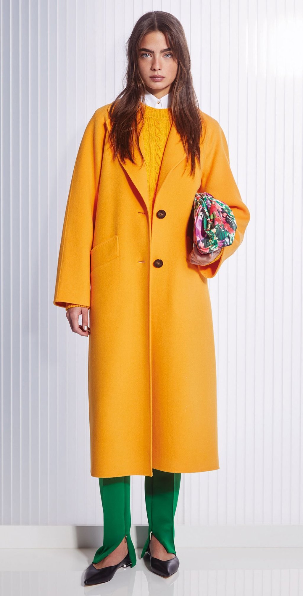 Color Blocking funktioniert auch mit Mantel. Hier bei einer Grün-Gelb-Kombi von Marc Cain (Mantel ca. 799 Euro, Sweater ca. 399 Euro, Bluse ca. 199 Euro, Hose ca. 229 Euro, Schuhe ca. 199 Euro, Tasche ca. 130 Euro).