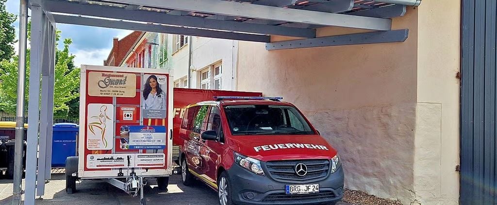 Auswuchs des Platzmangels im Gerätehaus: Fahrzeuge müssen auf dem Hof abgestellt werden.