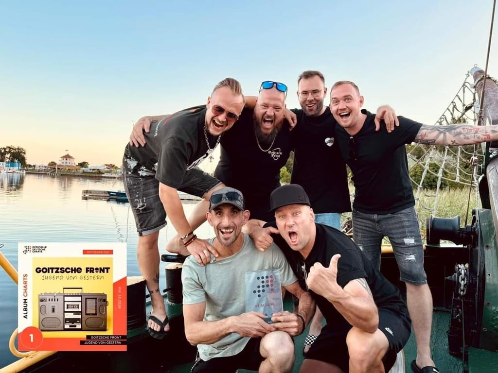 Die Band Goitzsche Front aus Bitterfeld hat es wieder geschafft: Platz 1 in den Charts.
