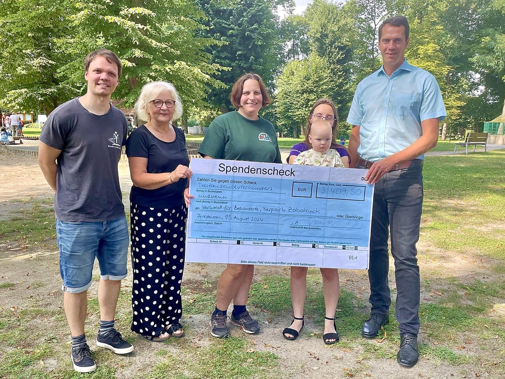 Übergabe des Schecks in Zabakuck (v.l.): Gilles Sitz, Andrea Cramer, Tierparkleiterin Juliane Reimann, Kathrin Taraba mit Sohn Immanuel und Steffen Burchhardt.