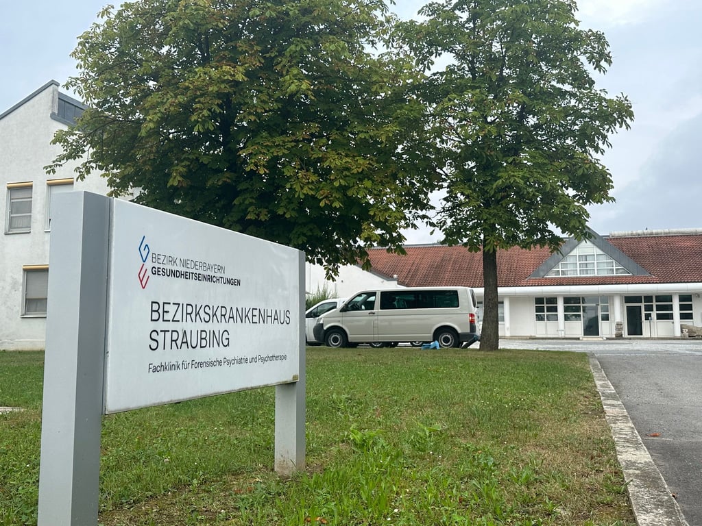 Vier Männer sind am Samstagabend im niederbayerischen Straubing aus einer geschlossenen Klinik entflohen. Laut Polizei laufen umfangreiche Fahndungsmaßnahmen.