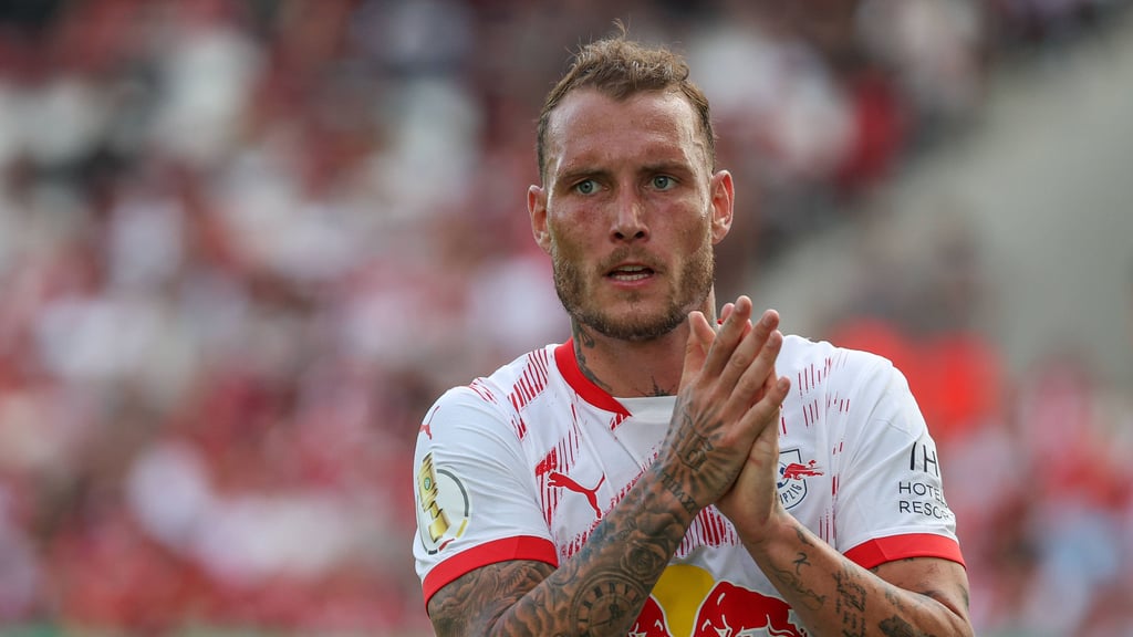 David Raum klatscht nach dem Sieg gegen Essen den RB-Fans zu.