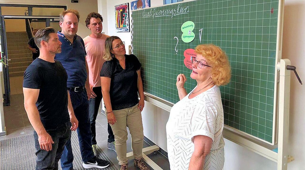 Die vier Seiteneinsteiger der Sekundarschule „Am Baumschulenweg" in Genthin im Kurs bei der ehemaligen Schulleiterin Monika Reinhold (rechts).