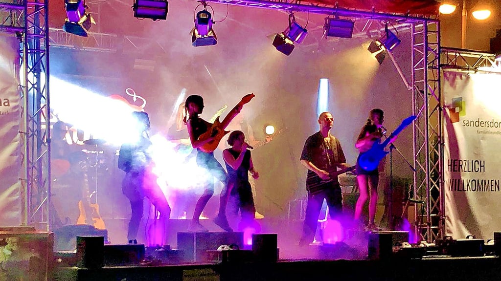 Für Laune sorgte am Samstag die Partyband „Bos Taurus“. Tags zuvor hatten auf der Bühne die DJs überzeugt.