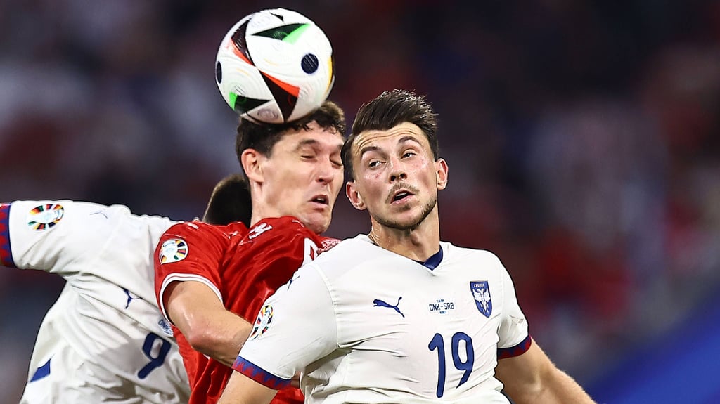 Lazar Samardzic (r.) im EM-Spiel zwischen Serbien und Dänemark.