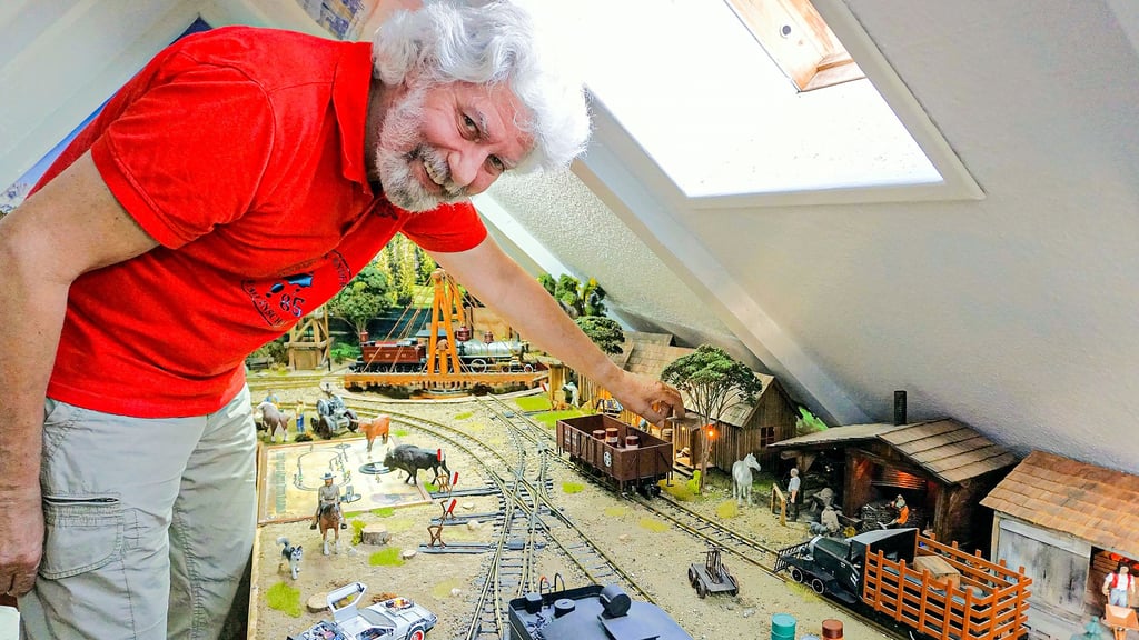 Klaus-Dieter Hermsdorf unterm Dach des Hauses in Delitz am Berge in seinem Modellbahnreich.
