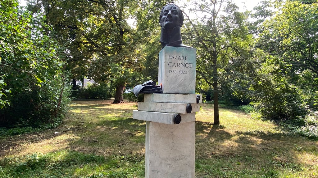 Das "Lazare Carnot"-Denkmal im Magdeburger Nordpark: Unbekannte hatten es auf Bronzeteile der Skulptur abgesehen.