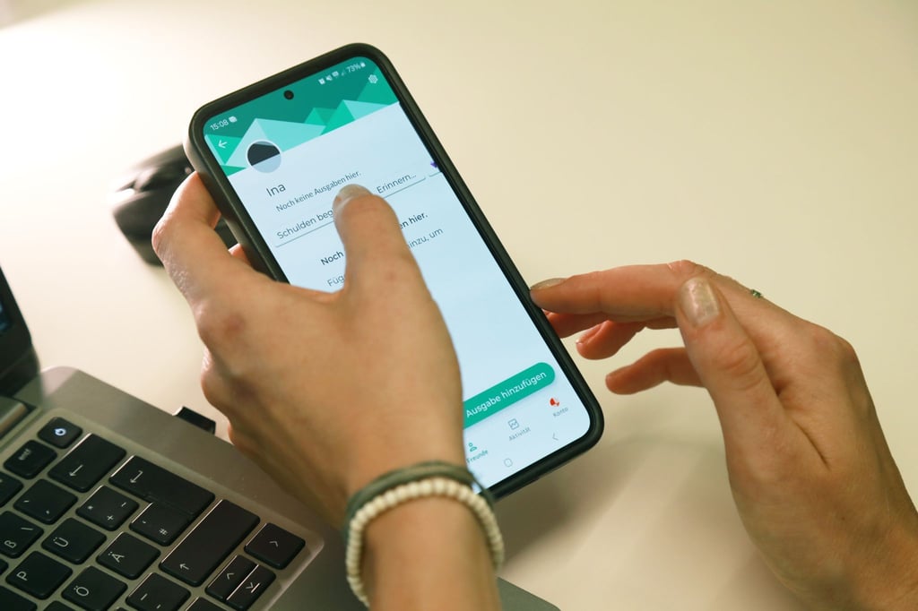 Zettelwirtschaft und Taschenrechner kann man sich sparen: In der App „Splitwise“ lassen sich gemeinsame Ausgaben unkompliziert erfassen und aufteilen.