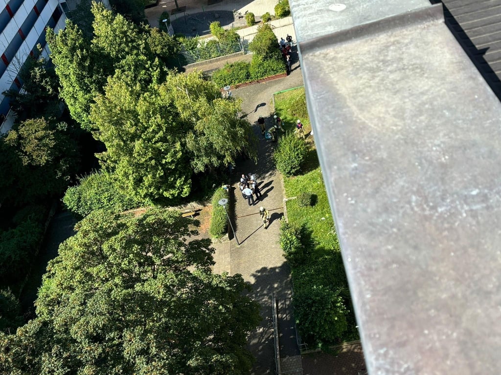 Ein Vierjähriger ist nach einem Sturz vom Balkon gestorben.