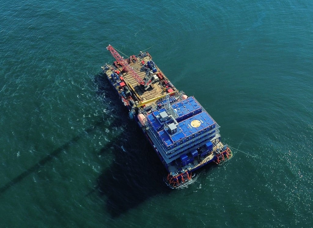 Genau unter dieser Barge liegt die gesunkene „Verity“ auf dem Grund der Nordsee. (Handout)