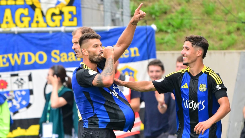 Kai Brünker (li.), ehemaliger Spieler vom 1. FC Magdeburg und heute beim 1. FC Saarbrücken tätig, nach seinem Ausgleichstreffer mit Baby-Jubel.