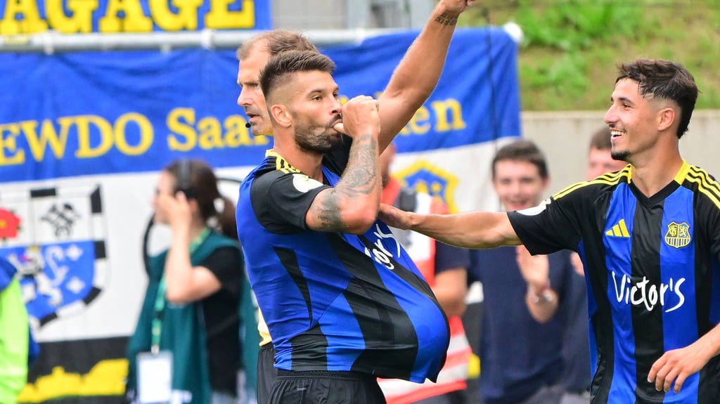 Kai Brünker (li.), ehemaliger Spieler vom 1. FC Magdeburg und heute beim 1. FC Saarbrücken tätig, nach seinem Ausgleichstreffer mit Baby-Jubel.