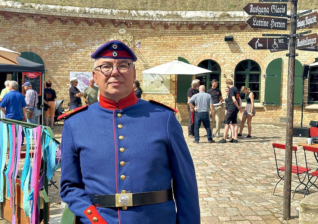 In der Musketier-Uniform vom Infanterie-Regiment 66, das einst die Festung abgeschirmt hat, begrüßte Mario Sand die Besucher.