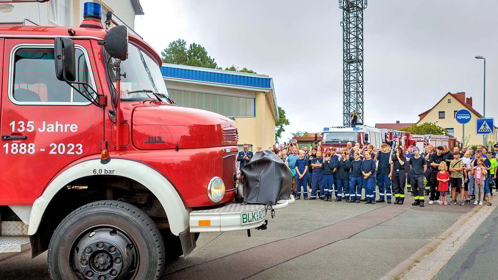 Das alte Feuerwehrfahrzeug LF 16, auch liebevoll Eisenschwein genannt, gibt seinen Stellplatz in der Garage der Ortswehr Theißen für das neue Fahrzeug auf. Das Löschgruppenfahrzeug LF 20 wurde am Sonntag offiziell in Betrieb genommen.
