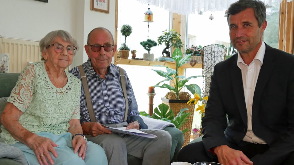 Margarethe und Kurt Hamel gehen seit 70 Jahren gemeinsam durchs Leben. Bürgermeister Carsten Miehe gratuliert zur Platin-Hochzeit.