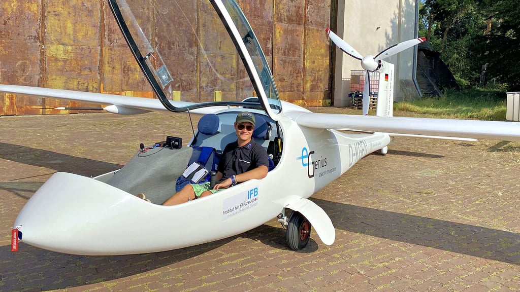 Stefan Zistler (31), wissenschaftlicher Mitarbeiter am Institut für Flugzeugbau der Universität Stuttgart, sitzt im e-Genius. Auf dem Flugplatz Stendal-Borstel werden für die Passagierflüge der Zukunft Daten gesammelt.