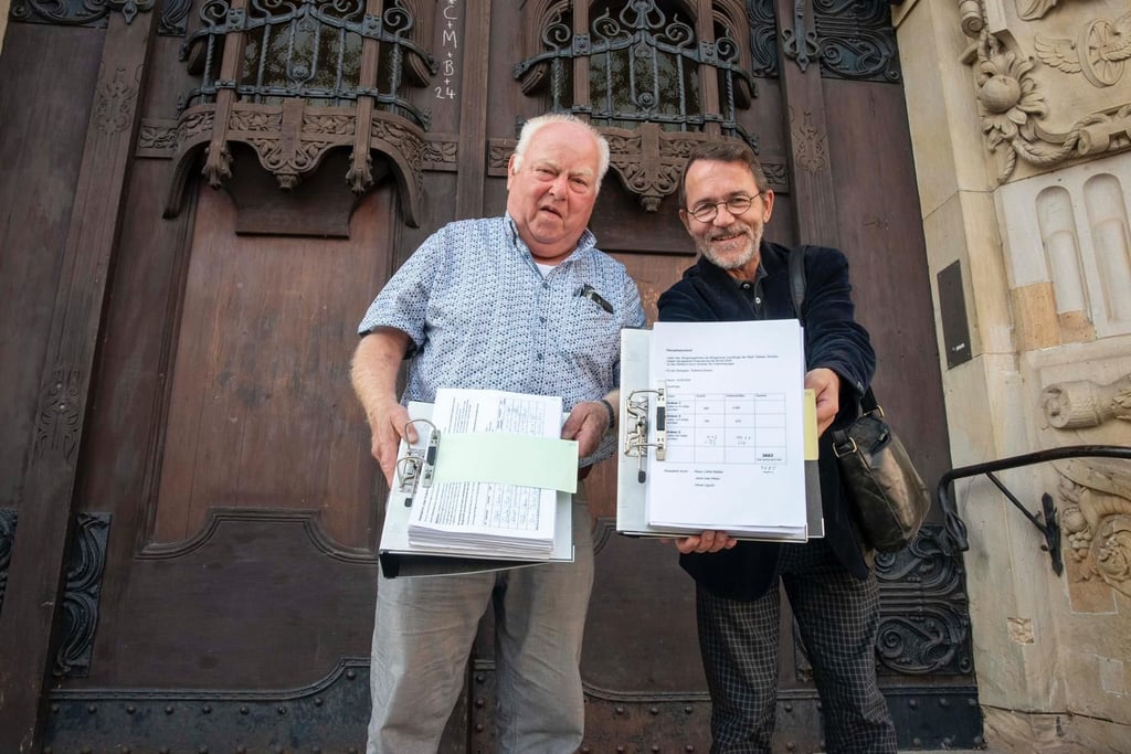 Klaus Lothar Bebber und Uwe Jakob Weber vor dem Rathausportal in Dessau.