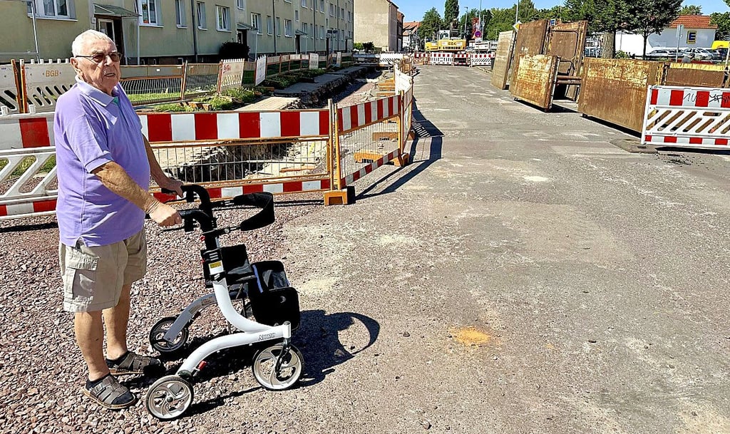 Horst Gregor am Übergang Sternstraße-Holzstraße in Burg. Dank eines flexiblen Bauleiters muss der senior keine extremen Umwege gehen.