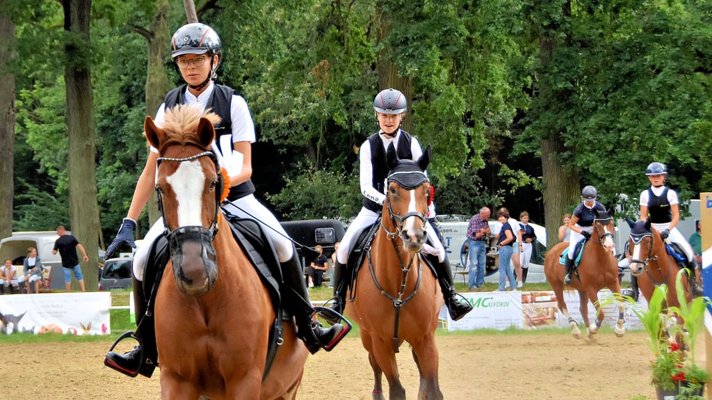 Sonja Schlubeck (vorn) vom RFV Bülstringen holt sich bei der Stilspringprüfung Klasse A* Abteilung 2 gleich zwei Siegerschleifen. Auf dem Hengst Sir Paco reitet die Zwölfjährige auf den 1. und auf Stute Carina auf den 3. Platz. Lena Lippelt vom RV Königsborn reitet als Zweitplatzierte bei der Siegerrunde auf Lotta.