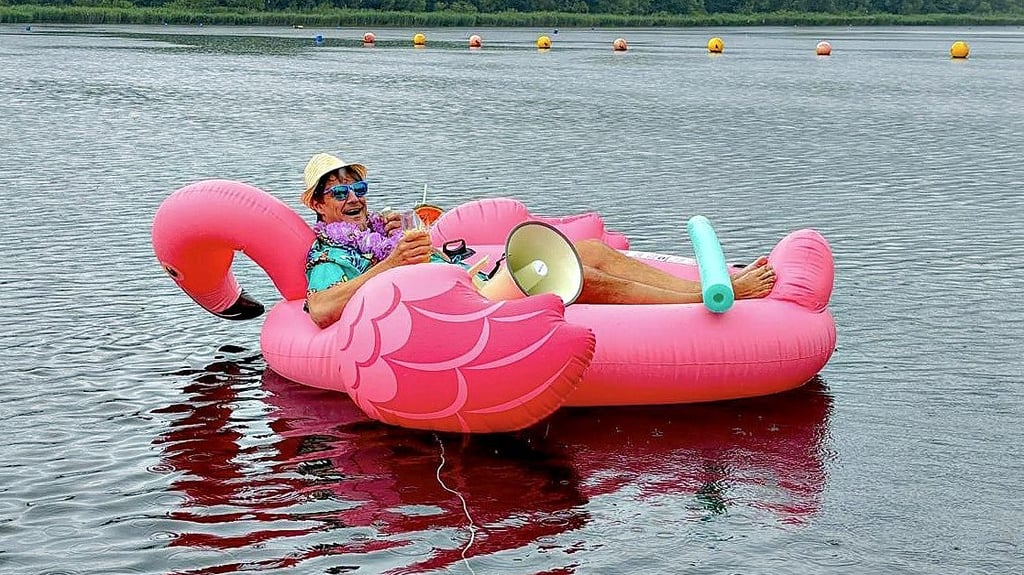 Comedian Matze Knop ist bereit für das Duell für den guten Zweck und die Neubauten des  WSC Friedersdorf.