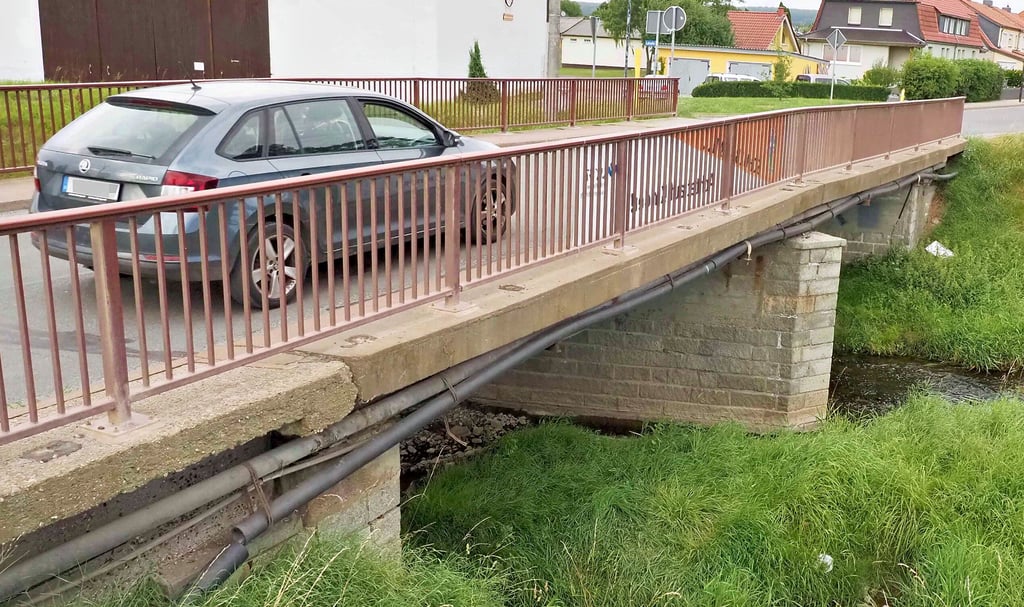 Seit 25 Jahren steht ein Neubau dieser Osterwiecker llse-Brücke im Raum. Nun wird es wohl noch ein halbes Jahr länger dauern.