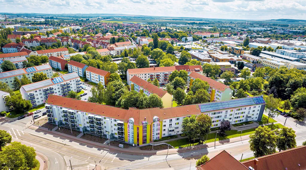 Blick auf eines der Wohnquartiere der WGH. Zu sehen sind die Gebäude an der Ecke Erich-Weinert-/Friedrich-Ebert Straße sowie dahinter die Blocks in der Dr.-Crohn-Straße und links im Bild die beiden Blöcke in der Steinstraße, die aktuell Aufzüge bekommen.