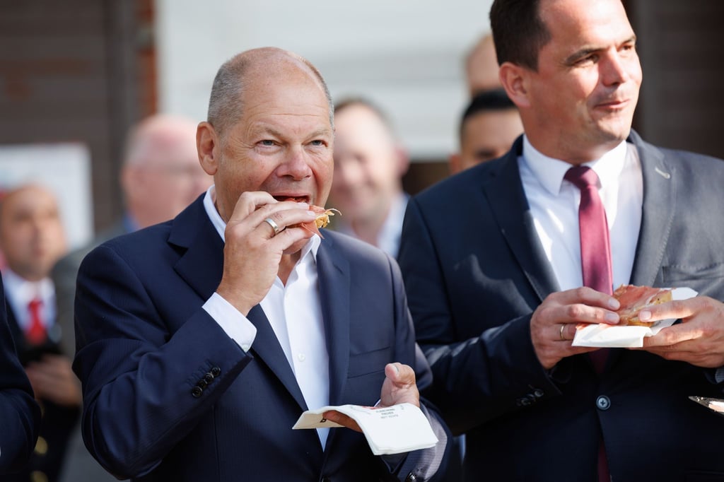 Bundeskanzler Olaf Scholz besucht den Stoppelmarkt in Vechta.
