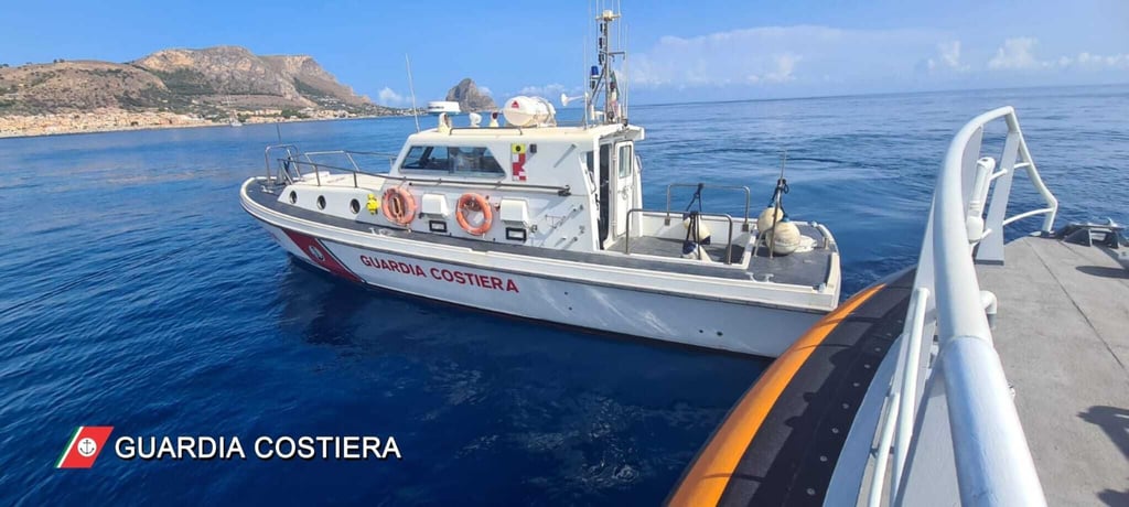 Ein Schiff der italienischen Küstenwache ist auf der Suche nach Vermissten.