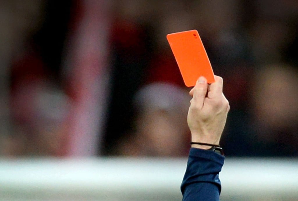 Ein Schiedsrichter zeigt eine rote Karte bei einem Fußballspiel. (Symbolbild)