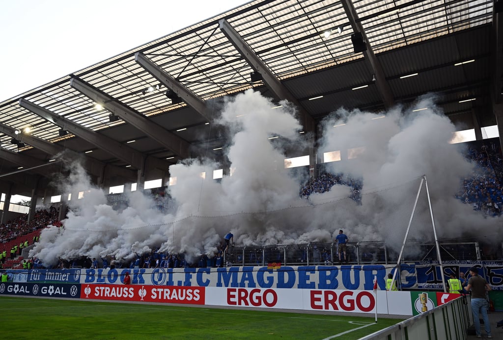 Rauch im FCM-Fanblock: Für die Choreo der mitgereisten Fans bei Kickers Offenbach wird der Verein zahlen müssen.