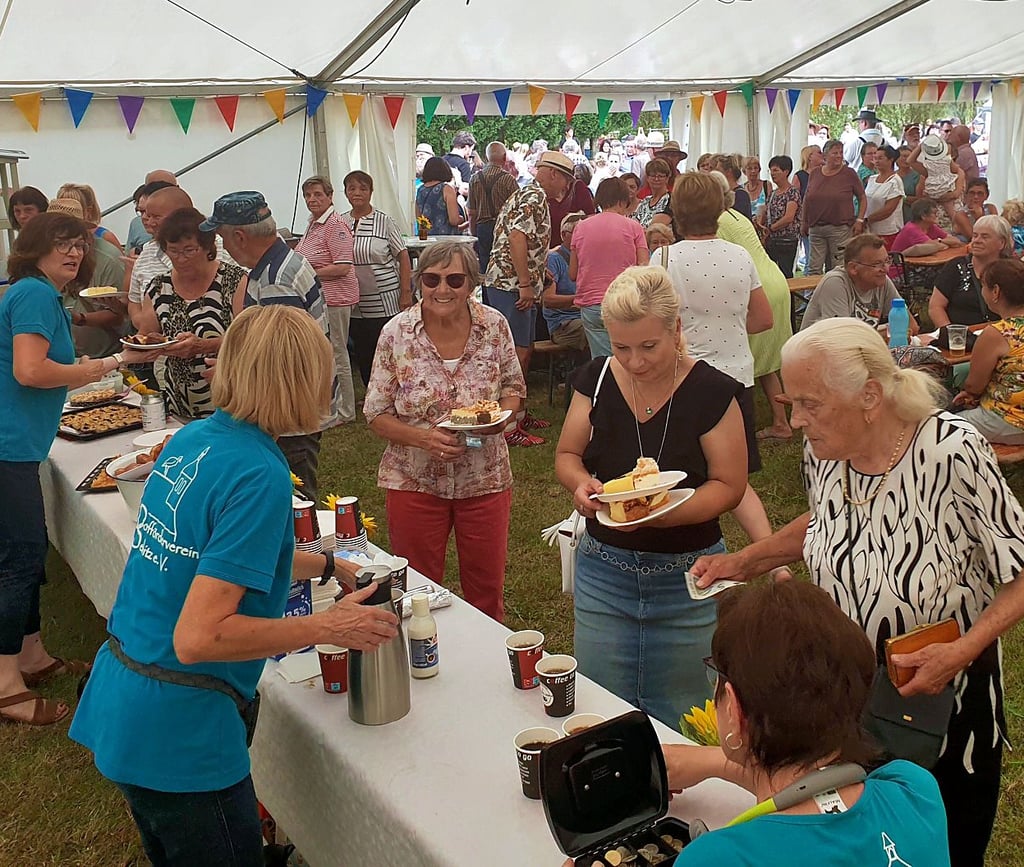 Ansturm aufs Buffet mit Kuchen, Gebäck und Torten