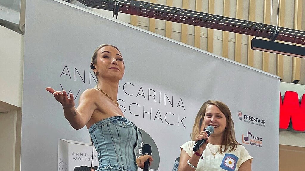 Anna-Carina Woitschack (l.) und Fan Jenny Klostermeier haben in Leißling gemeinsam auf der Bühne gesungen.