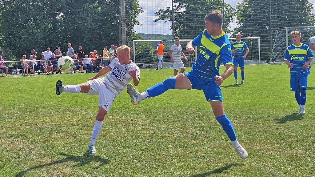 Nach dem Erfolg (3:1) im „dachbleche24“-Landespokal gegen Emseloh soll nun auch der Saisonstart gegen Merseburg für die Kicker vom VfB Sangerhausen (weiß) erfolgreich gestaltet werden.