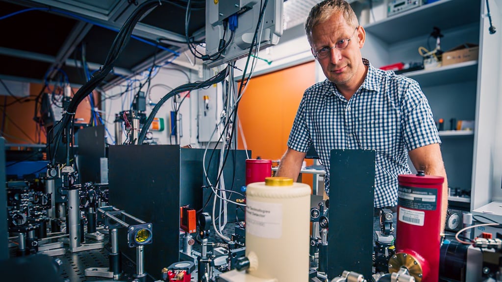 Spezielle Technologie ermöglicht es Georg Woltersdorf (hier im Bild) und seinem Team an der Universität Halle, Materialien besonders hochauflösend zu betrachten. Mit einem Nahfeld-Mikroskop etwa kann man Magnetismus und den Spin, also die Drehung von Elektronen analysieren.