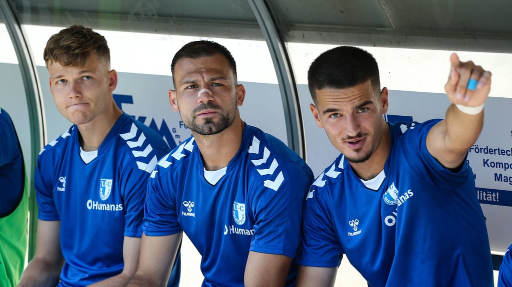 Philipp Hercher (l.) und Andi Hoti (r.) fehlten im Kader des 1. FC Magdeburg beim DFB-Pokl-Aus in Offenbach.