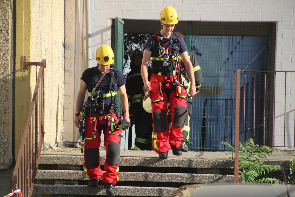 Familiendrama in Halle-Neustadt. Nach einem eskalierten Streit drohte eine Mutter, ihr Baby aus dem Fenster zu werfen. Auch am Südteich waren Feuerwehrleute vor Ort.