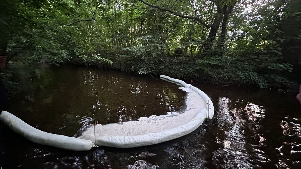 Auf der Ilse hat sich zwischen Veckenstedt und Osterwieck ein Dieselöl-Teppich ausgebreitet. Feuerwehren setzen Sperren auf dem Fluss ein.