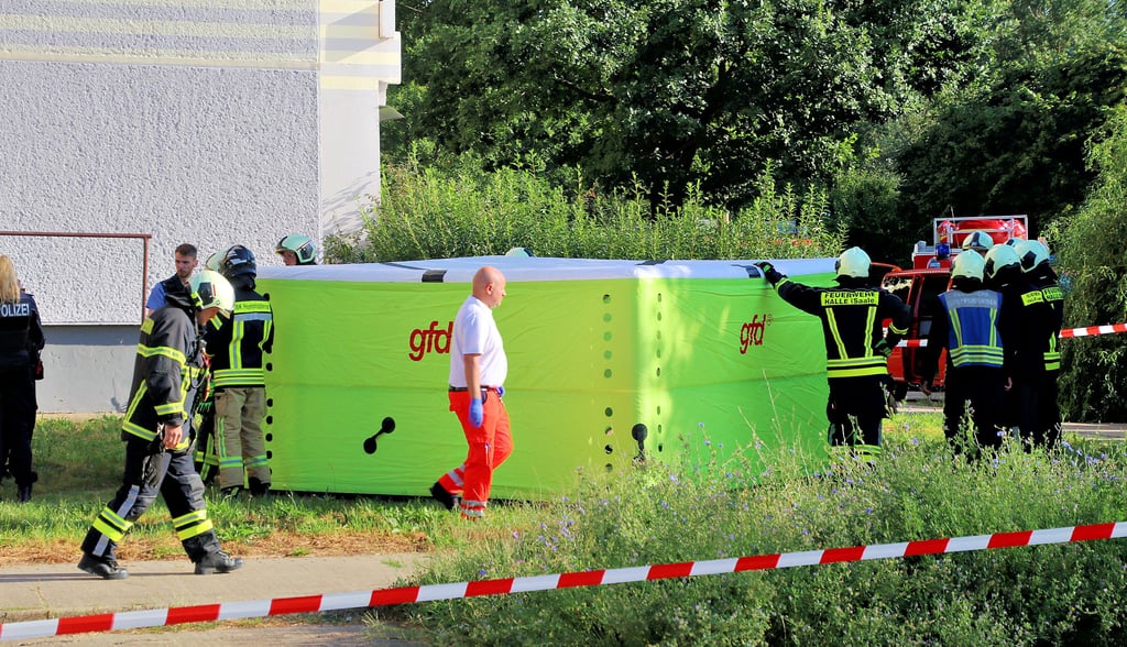 Die Feuerwehr baute einen Sprungretter auf, um das Baby auffangen zu können, sollte die Mutter ihre Drohung wahr machen.
