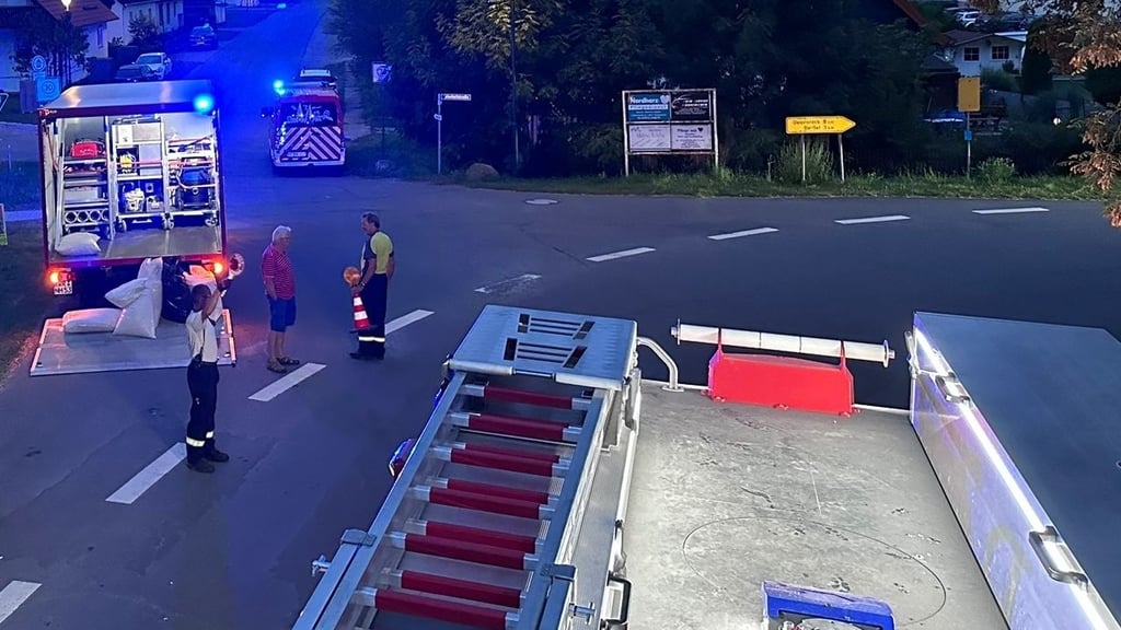 Die Einsatzleitstelle alarmierte mehrere Feuerwehren, die erste Maßnahmen gegen den Ölteppich auf der Ilse ergriffen.