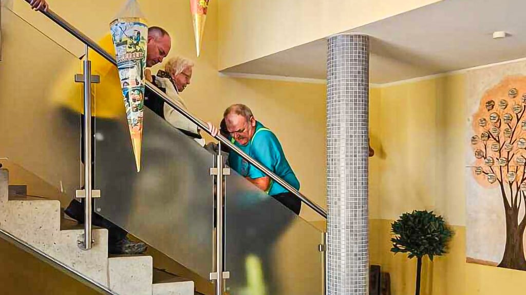 Teilweise über mehrere Etagen trugen die Feuerwehrmänner der Wehren Berga und Bösenrode die Bewohner der Villa Domäne in Uftrungen hinunter.