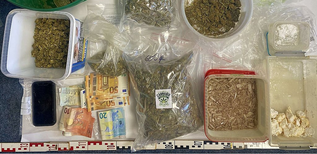 Bei zwei Wohnungsdurchsuchungen in Salzwedel hat die Polizei Drogen und Bargeld gefunden.