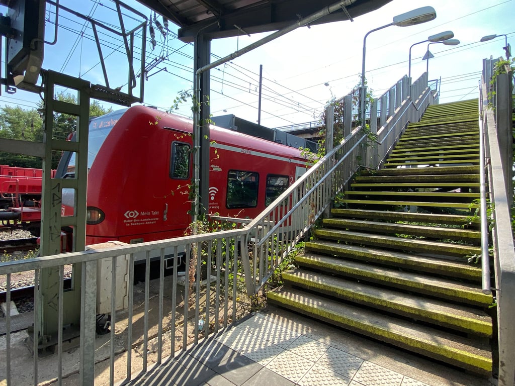 Die Gleise vom Bahnhof Eichenweiler in Magdeburg sind von der Pettenkoferbrücke aus über eine steile Treppe zu erreichen. Ein barrierefreier Zugang fehlt hier.