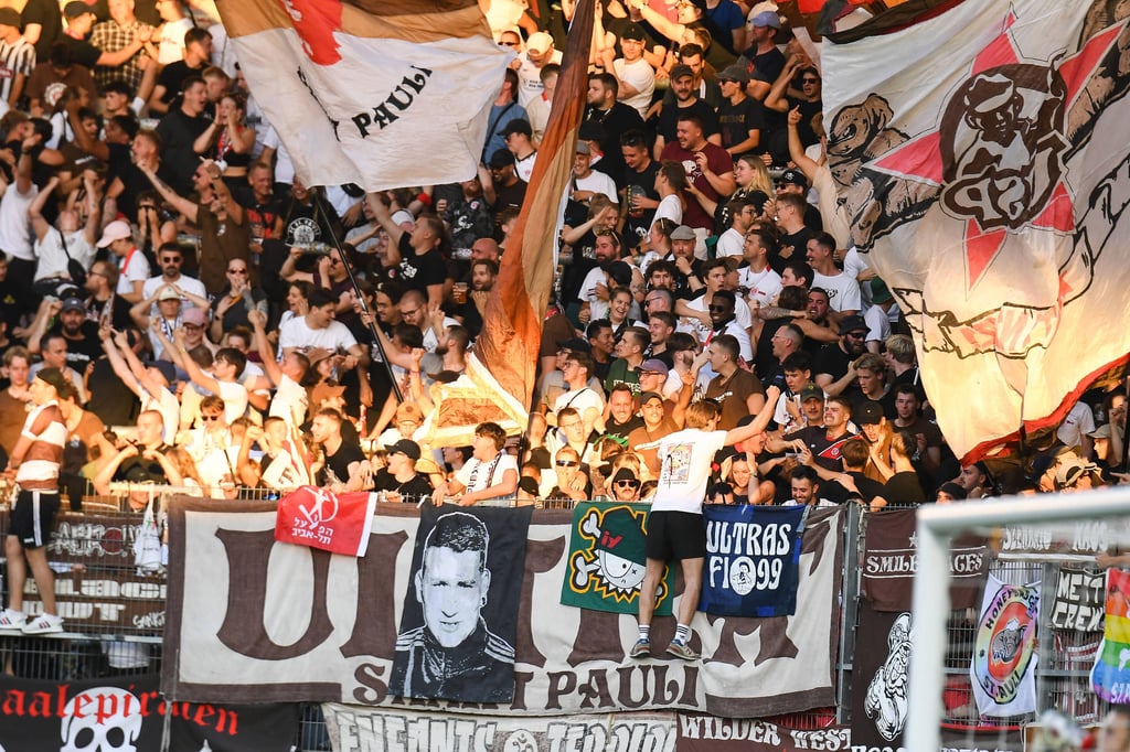 Blick auf den Gästeblock beim DFB-Pokal-Spiel des HFC gegen St. Pauli. Während des Spiels machten Hamburger Fans Neonazis unter den Ordnern vor dem Gästeblock aus.