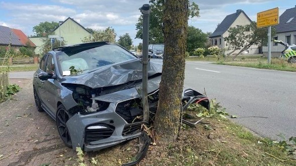 Aufgrund von Sekundenschlaf ist ein Autofahrer in Arendsee von der Straße abgekommen und gegen einen Baum geprallt.