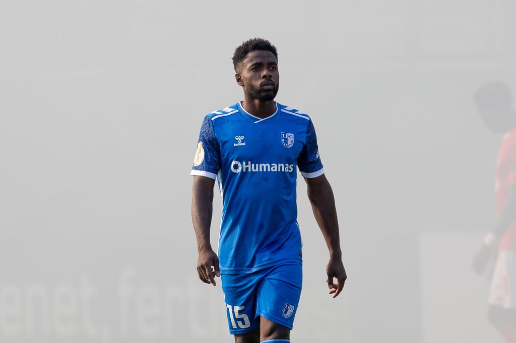 Daniel Heber vom 1. FC Magdeburg im dicken Nebel der Rauchtöpfe von FCM-Fans.