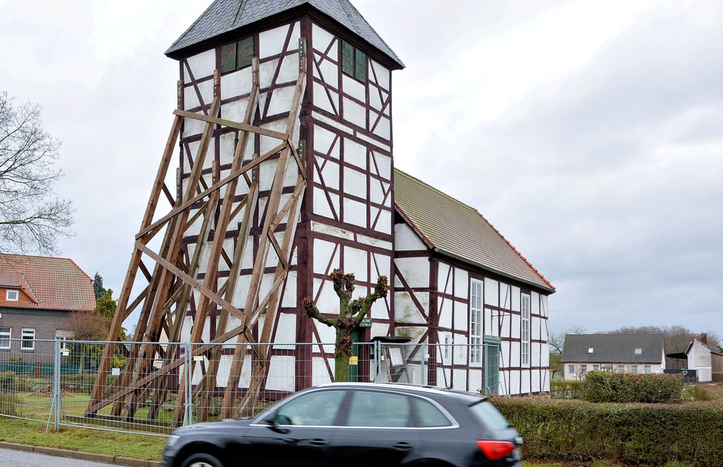 Der Wenzer Kirchturm ist seit Dezember 2019 eingerüstet. Nach Jahren des Stillstand werden die Wenzer selbst aktiv.