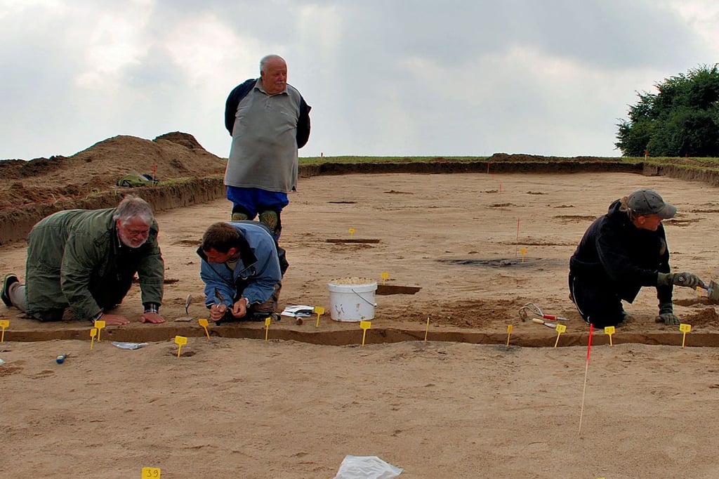 Im Spätsommer 2010 fanden auf dem Weinberg bei Hohenwarthe archäologische Untersuchungen statt. Damals ging man noch davon aus, dort Karls Kastell gefunden zu haben.