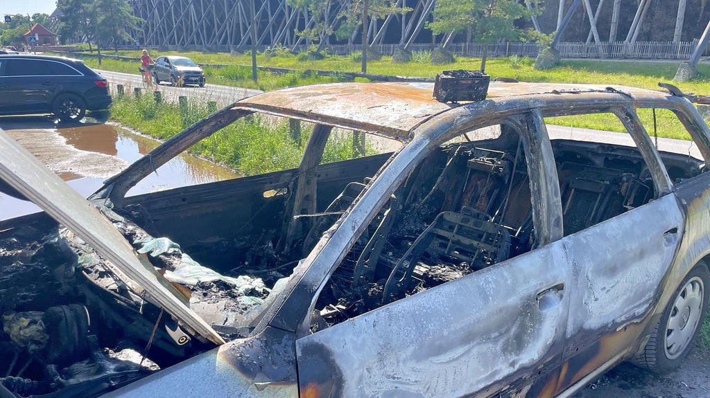 Seit dem 30. Juli steht auch auf dem Parkplatz in der Eggersdorfer Straße nahe des Gradierwerks ein ausgebranntes Auto.